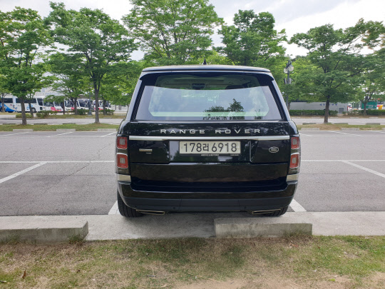 랜드로버 레인지로버 LWB.<장우진 기자>